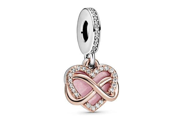 Charm de corazon con infinito de Pandora de venta en Amazon. 
