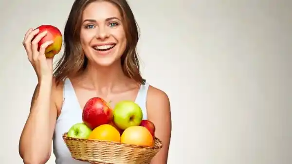 mujer realizar dieta de la manzana