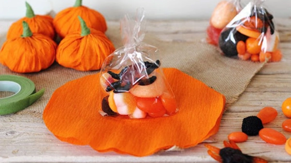 Manualidad para hacer bolsas de dulces de Halloween. 