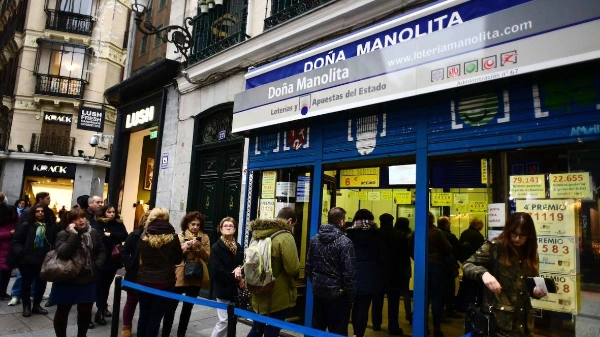 Colas para comprar lotería en Doña Manolita. 