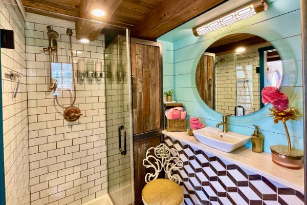 Baño de la casa prefabricada 'Mother Eve' en Airbnb