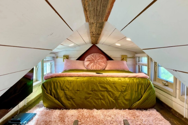 Dormitorio de la casa prefabricada 'Mother Eve' en Airbnb