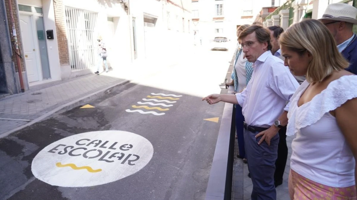 Autoridades observan nueva señal escolar en Madrid