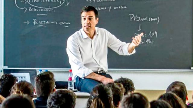 Pedro Sanchez dando clase como profesor universtario